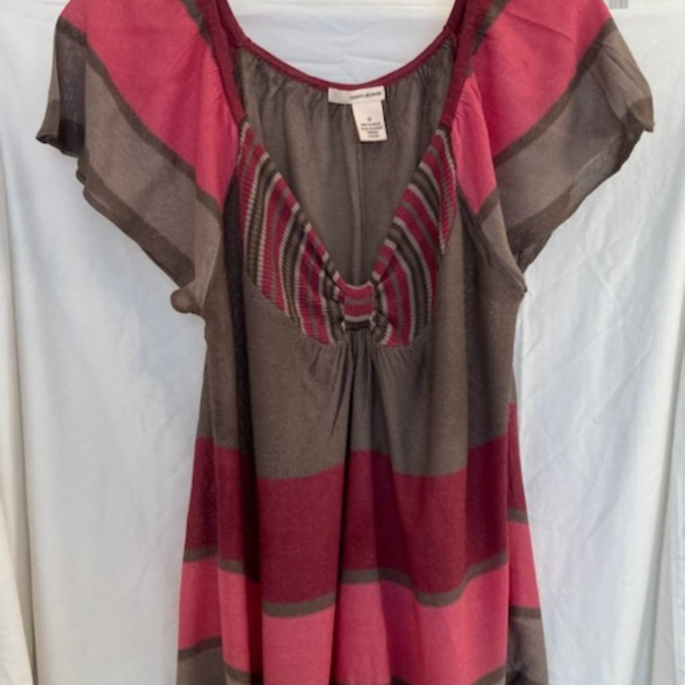 Pretty pink and gray full top.  Size medium.